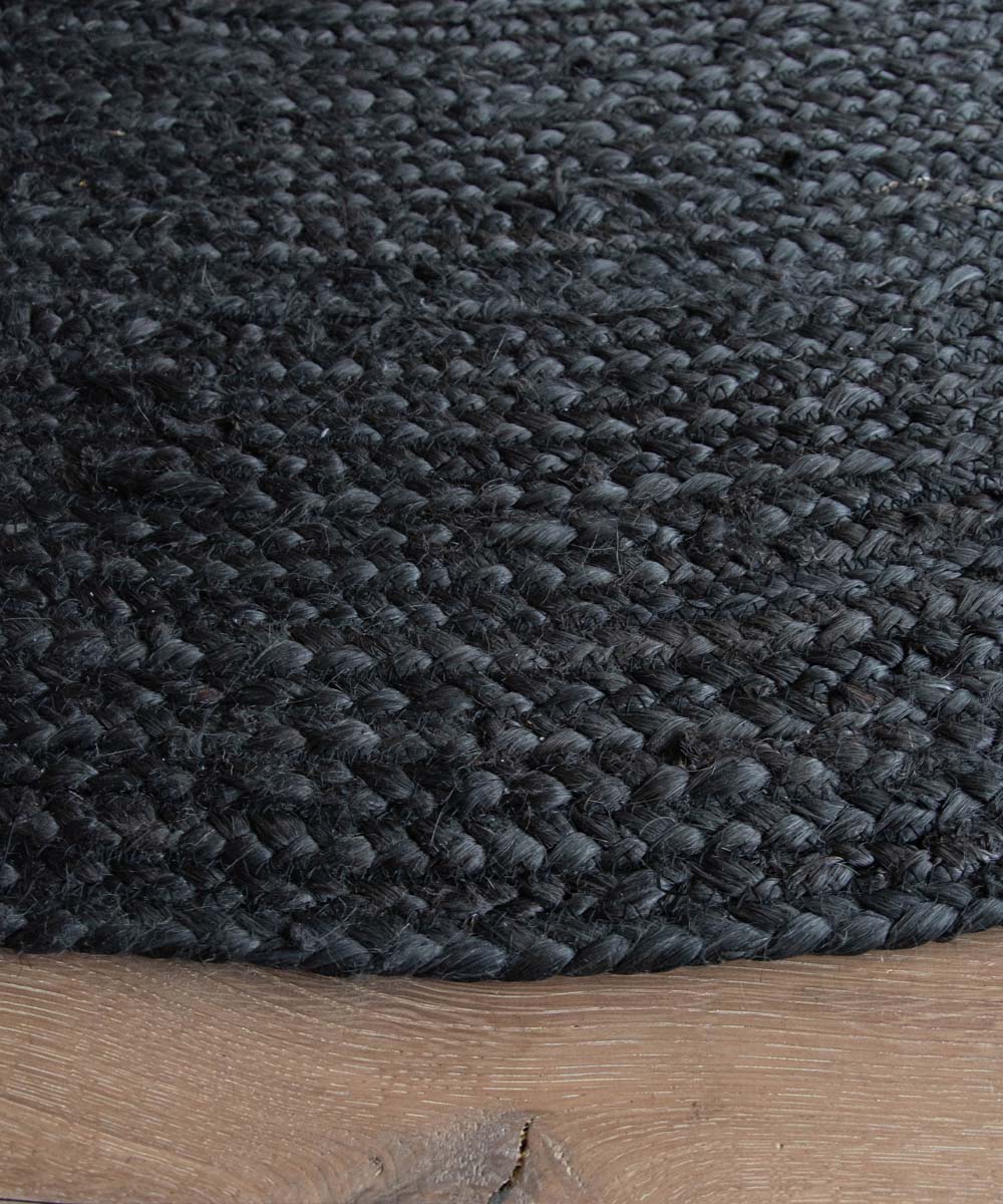Round jute rug - Pure black - close up zijkant Round jute rug - Pure black - close up zijkant