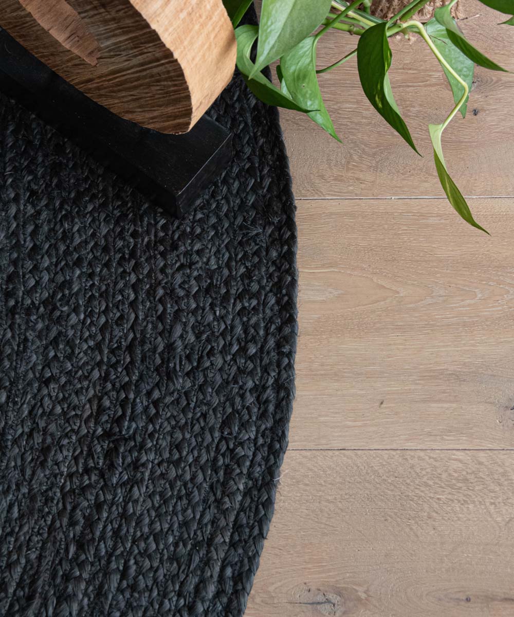 Round jute rug - Pure black - close up zijkant Round jute rug - Pure black - close up zijkant