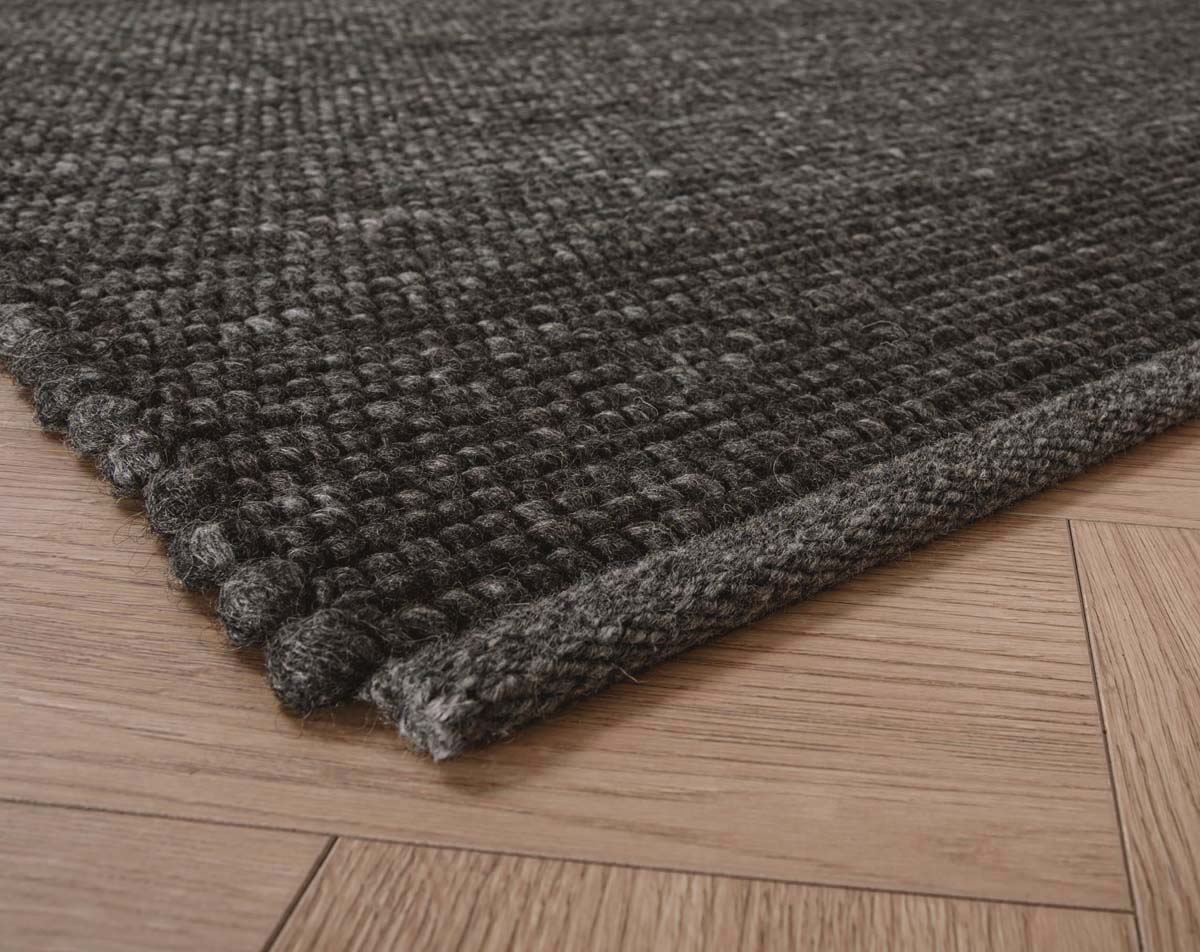 Wool rug - Lett dark grey - close up hoek Wool rug - Lett dark grey - close up hoek
