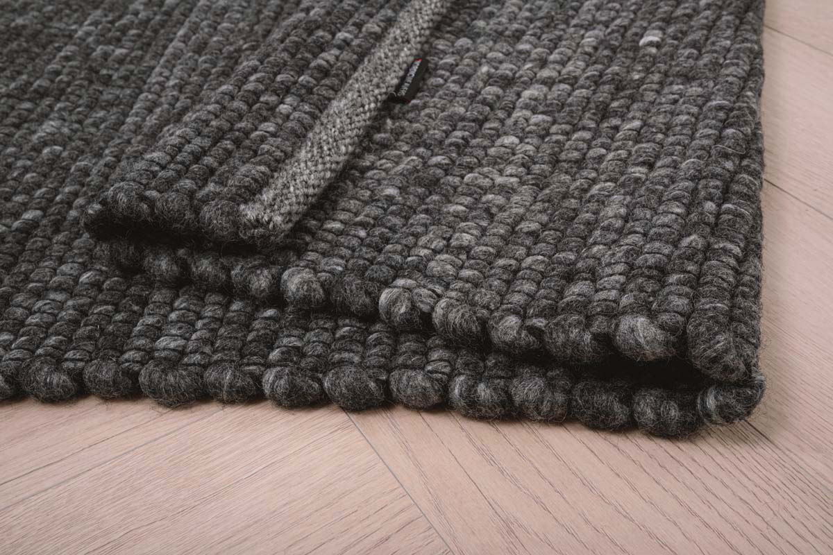 Wool rug - Lett dark grey - close up vouw Wool rug - Lett dark grey - close up vouw