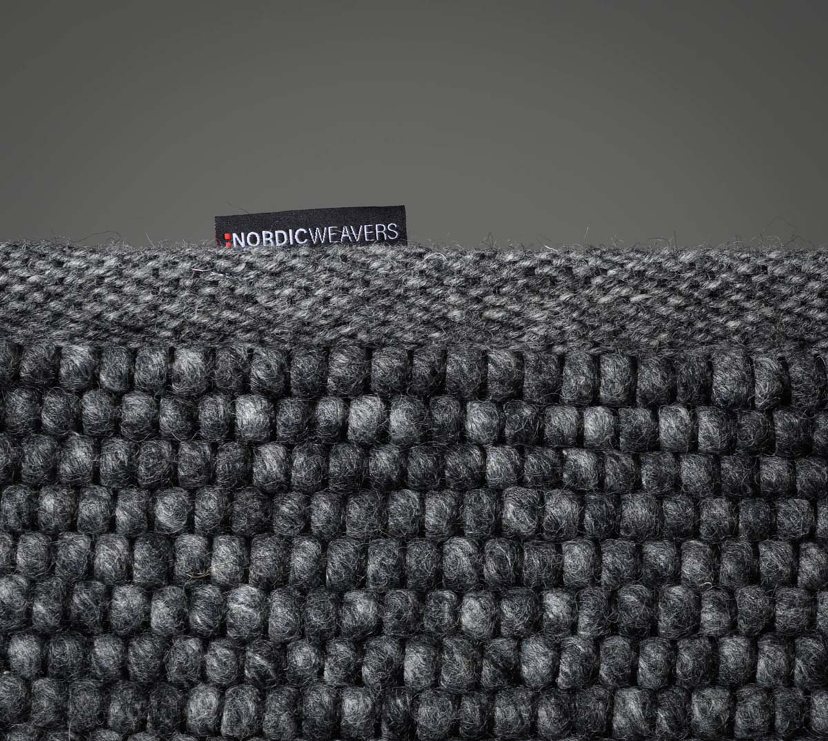 Wool rug - Lett dark grey - close up zijkant Wool rug - Lett dark grey - close up zijkant