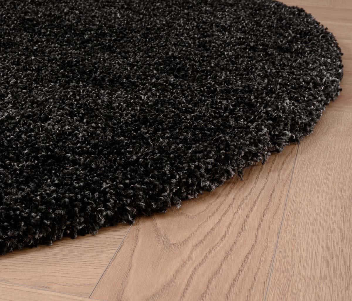 Round thick rug - Shaggy Grand anthracite - close up zijkant Round thick rug - Shaggy Grand anthracite - close up zijkant
