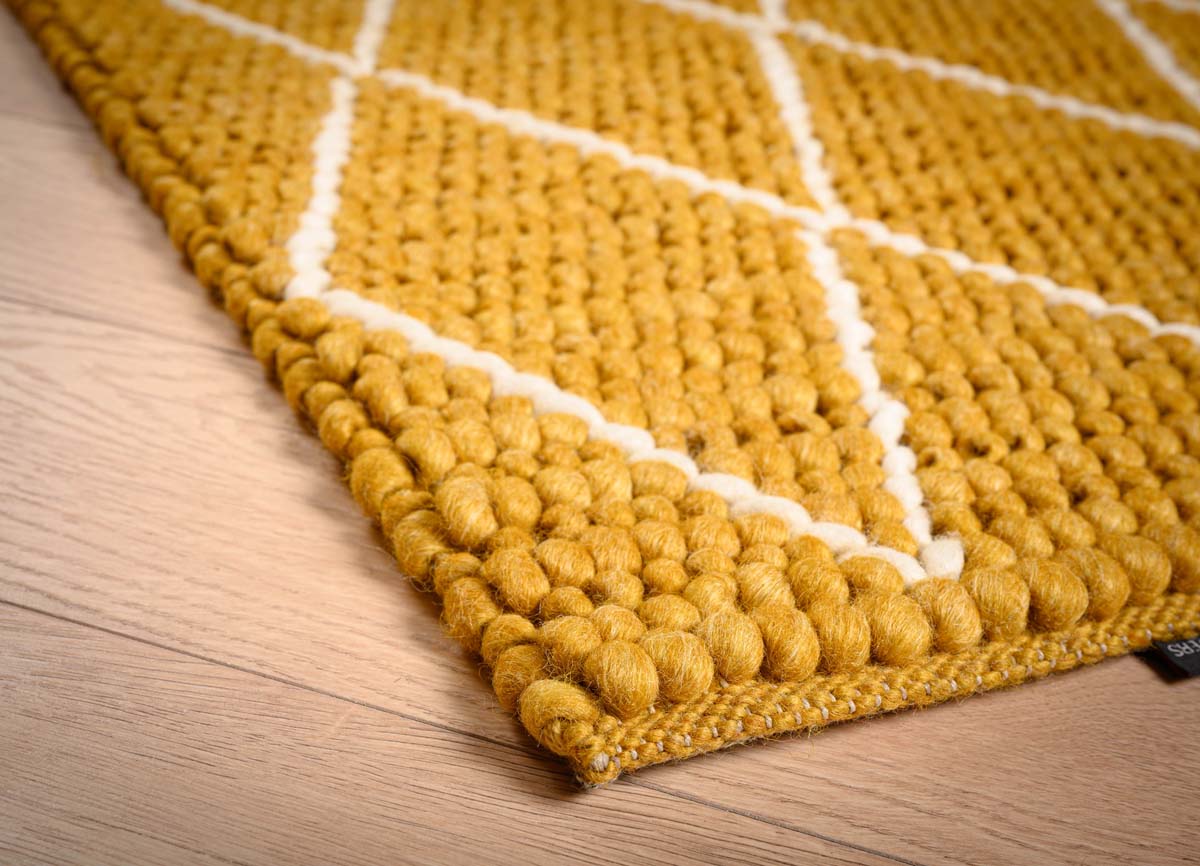 Wool rug - Vinduer ochre yellow/cream - close up hoek Wool rug - Vinduer ochre yellow/cream - close up hoek