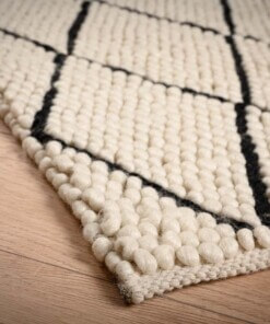 Wool rug - Vinduer cream/black - close up hoek, thumbnail