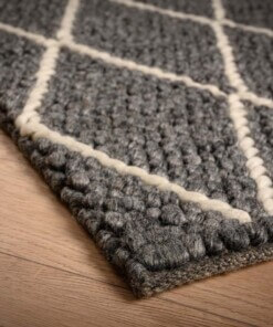 Wool rug - Vinduer dark grey/cream - close up hoek, thumbnail