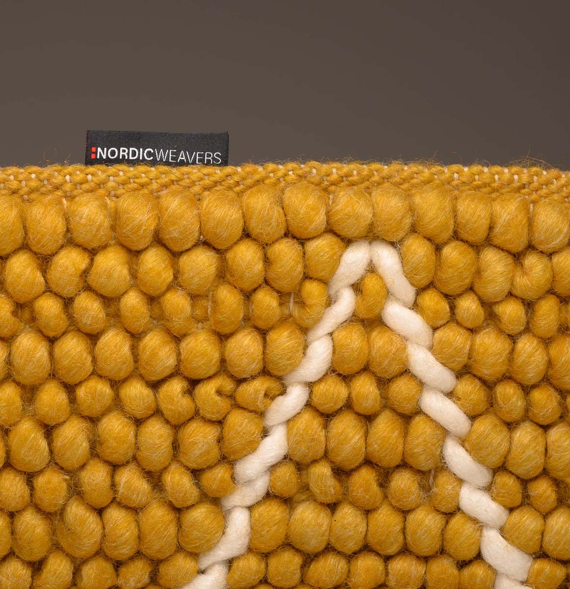 Wool rug - Vinduer ochre yellow/cream - close up zijkant Wool rug - Vinduer ochre yellow/cream - close up zijkant