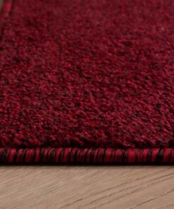 Square low pile rug - Fine red - close up hoek, thumbnail