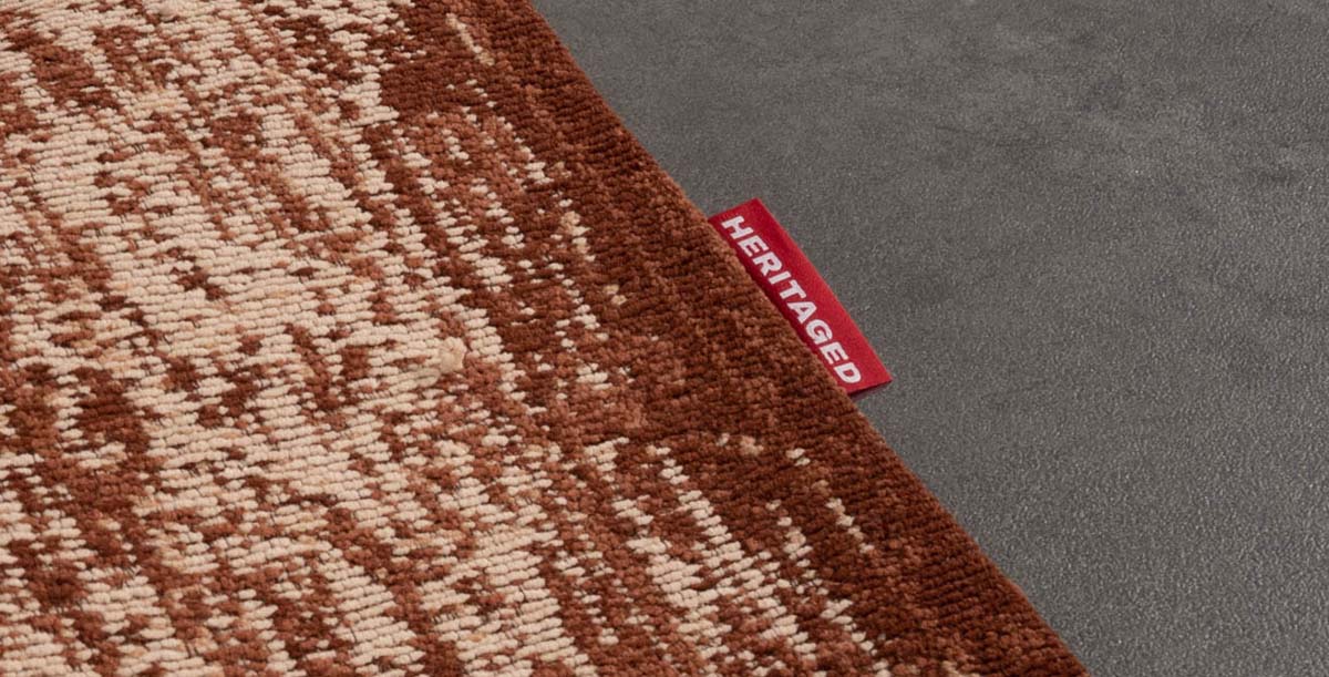Vintage rug - Village rusty brown - close up zijkant Vintage rug - Village rusty brown - close up zijkant