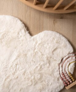 Kids rug heart - Fluffy white - close up, thumbnail