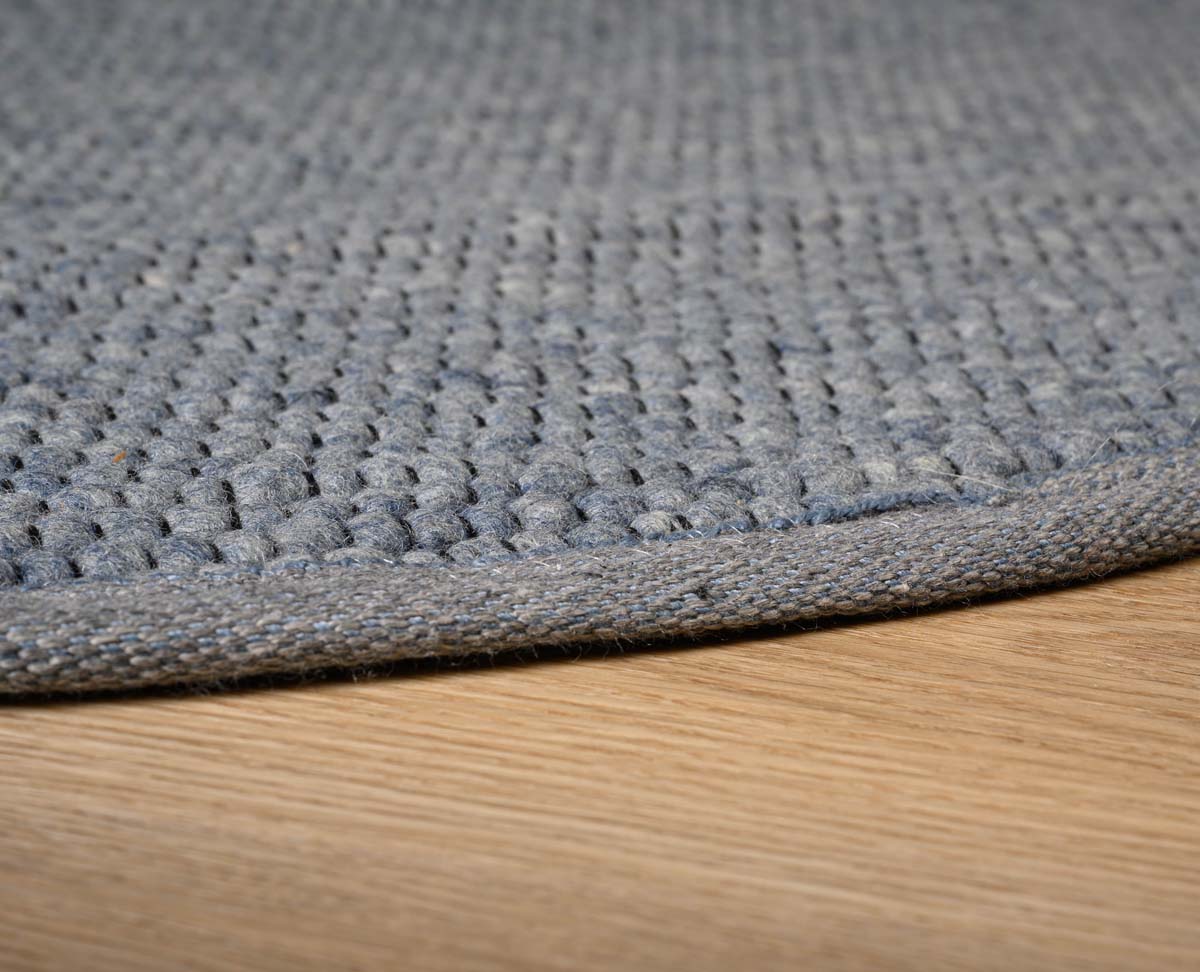 Oval wool rug - Lett steel blue - close up Oval wool rug - Lett steel blue - close up