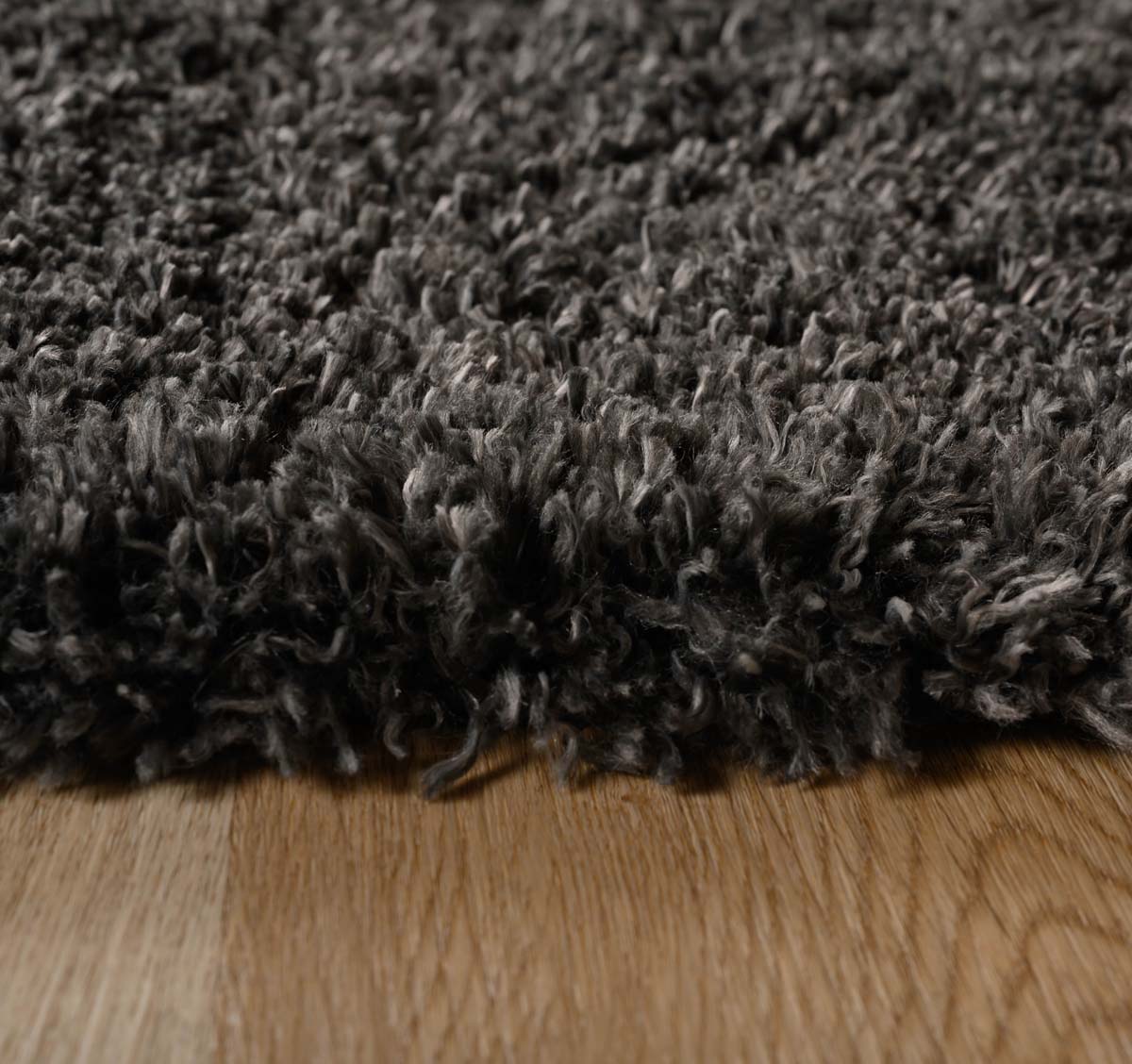 Thick oval rug - Cozy Shaggy dark grey - close up Thick oval rug - Cozy Shaggy dark grey - close up