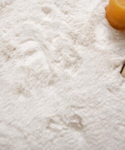 Thick oval rug​ - Comfy plus white - close up