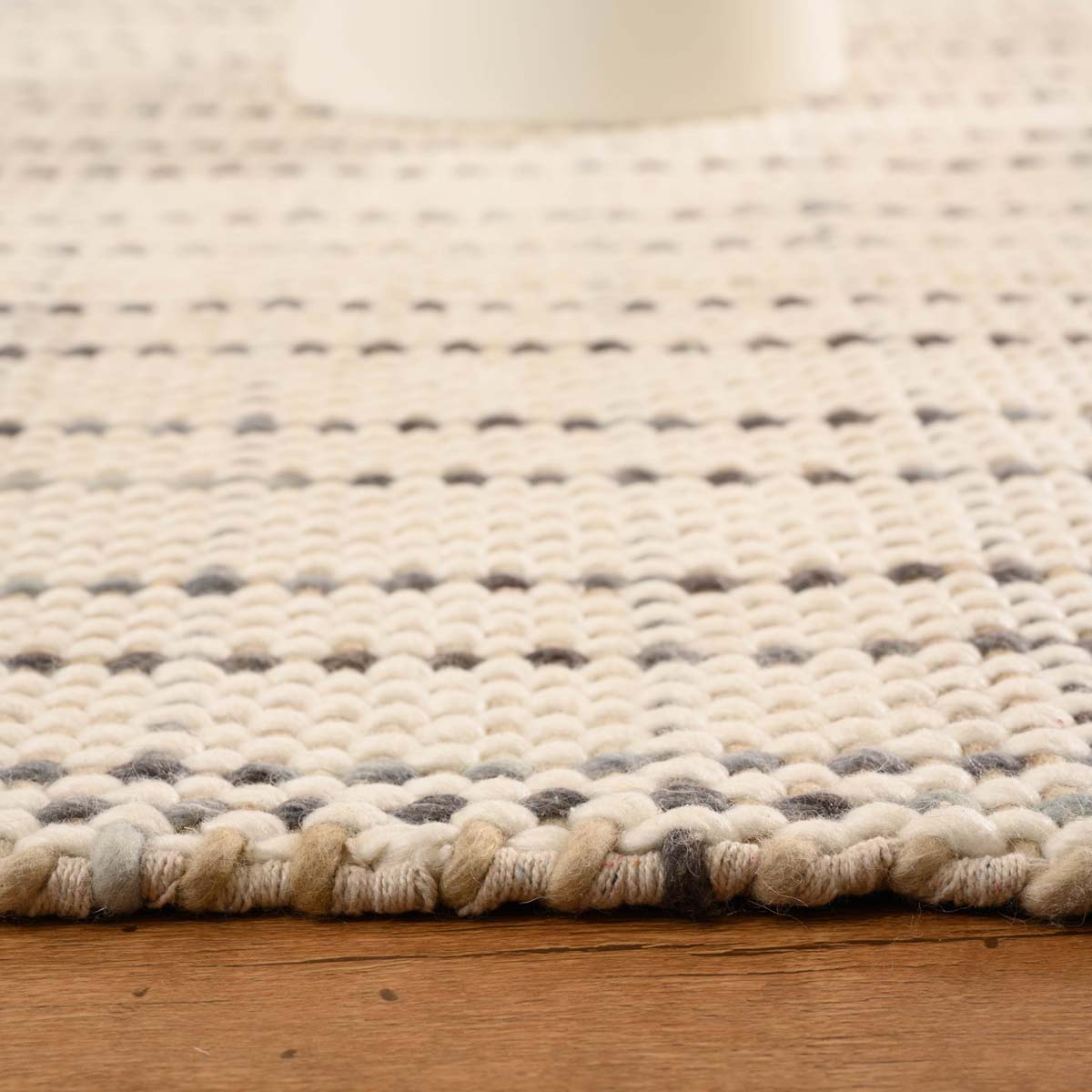 Wool rug - Verdal cream/grey - close up zijkant Wool rug - Verdal cream/grey - close up zijkant