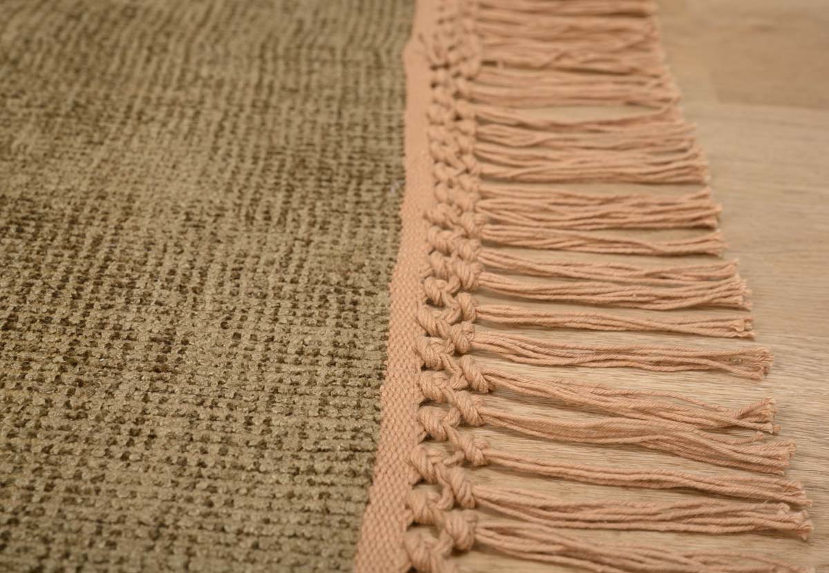 Viscose rug - Gem olive green - close up zijkant Viscose rug - Gem olive green - close up zijkant
