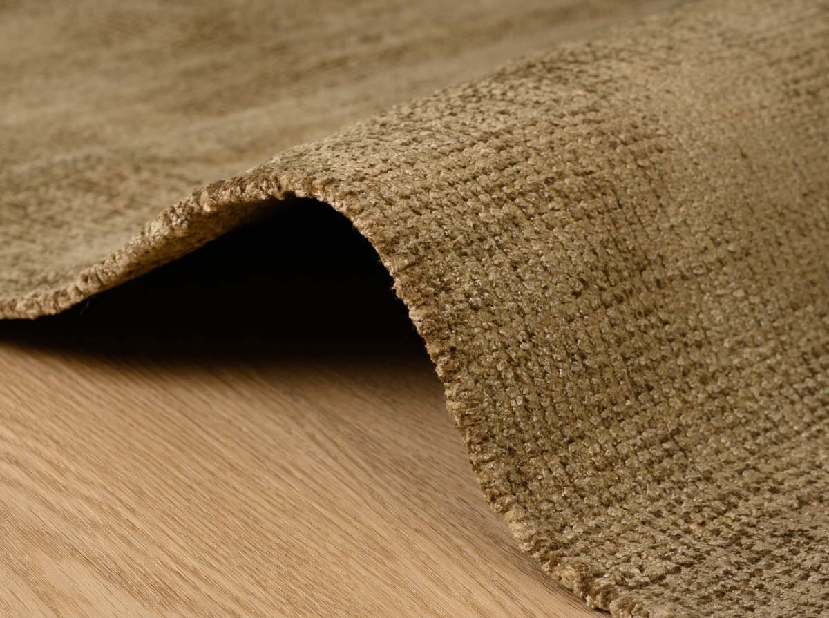 Viscose rug - Gem olive green - close up zijkant Viscose rug - Gem olive green - close up zijkant