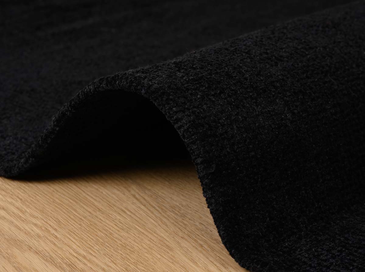 Viscose rug - Gem black - close up zijkant Viscose rug - Gem black - close up zijkant