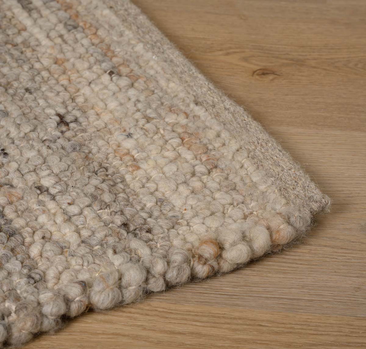 Wool rug - Tinn grey - close up hoek Wool rug - Tinn grey - close up hoek