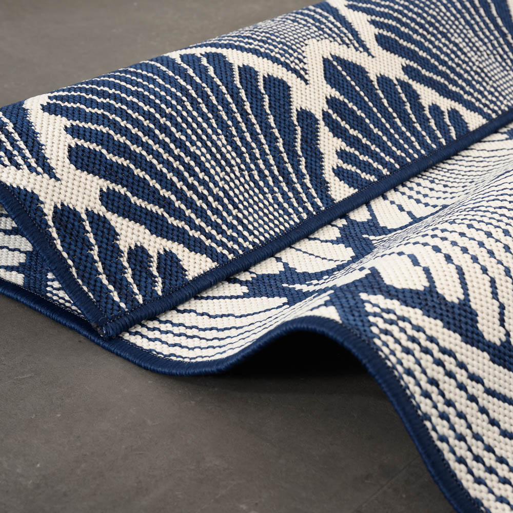 Modern outdoor rug - Flip Scale dark blue - close up Modern outdoor rug - Flip Scale dark blue - close up