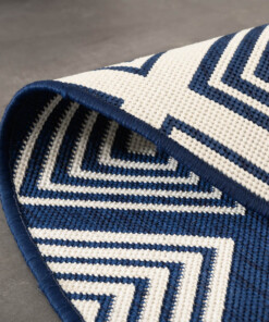 Round outdoor rug diamond - Flip Gem dark blue - close up, thumbnail
