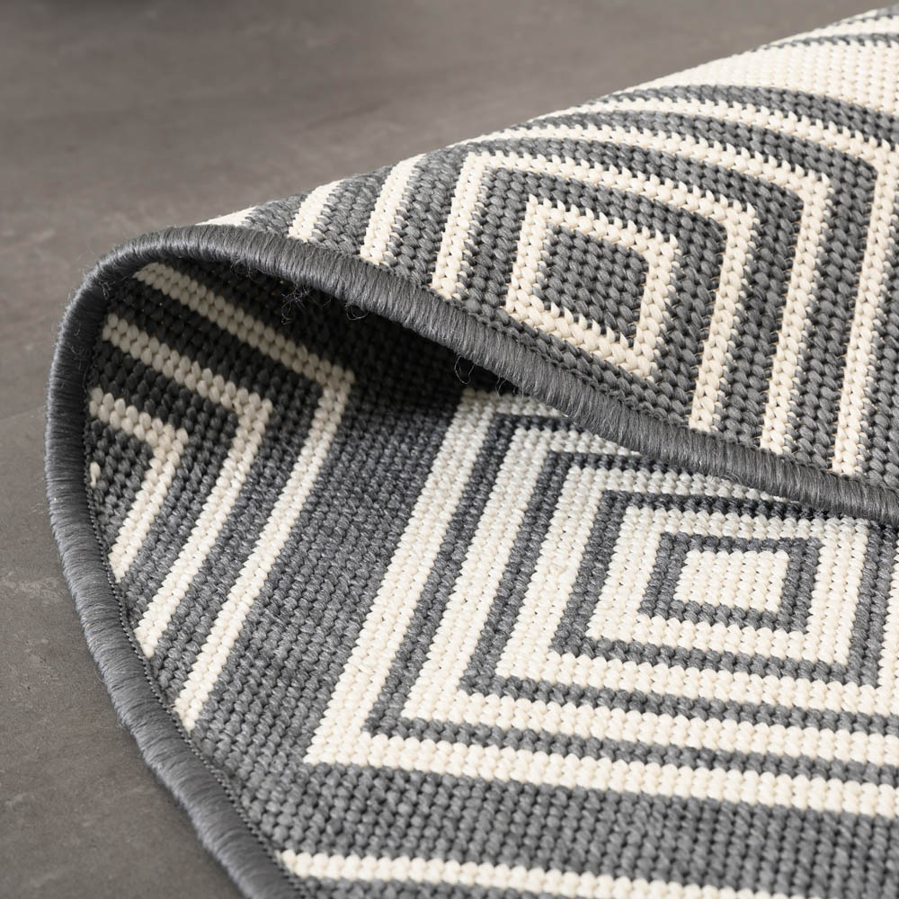 Round outdoor rug diamond - Flip Gem grey - close up Round outdoor rug diamond - Flip Gem grey - close up
