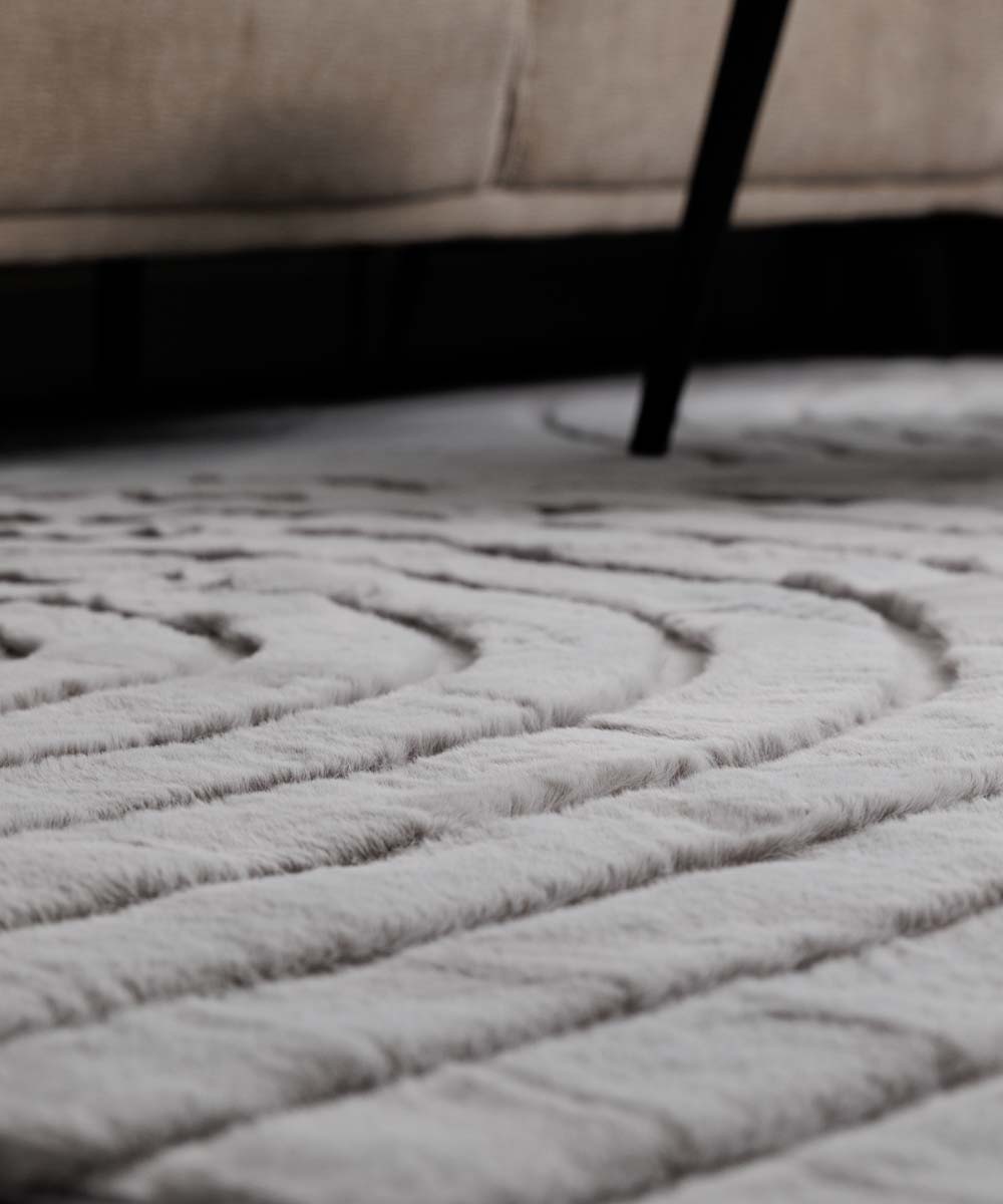 Round fluffy rug - Carvy light grey - close up Round fluffy rug - Carvy light grey - close up