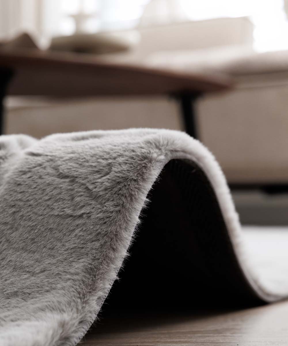 Round fluffy rug - Carvy light grey - close up Round fluffy rug - Carvy light grey - close up