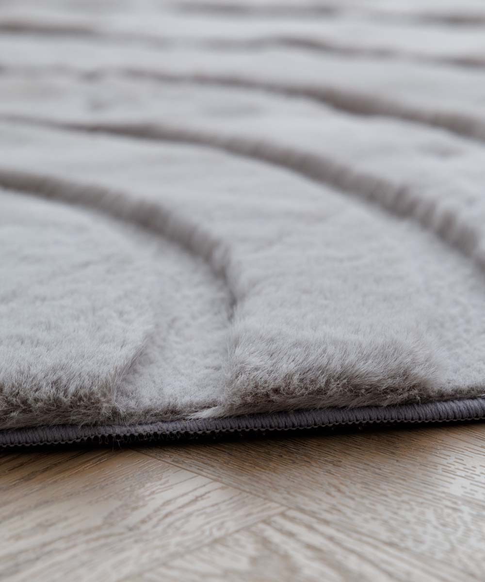 Round fluffy rug - Carvy light grey - close up Round fluffy rug - Carvy light grey - close up