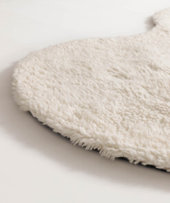 Organic shaped rug - Tjørne Swell ivory - close up, thumbnail
