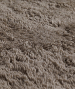 Organic shaped rug - Tjørne Swell taupe - close up, thumbnail