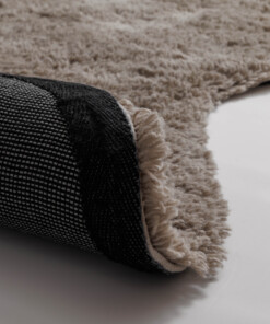 Organic shaped rug - Tjørne Swell taupe - close up, thumbnail