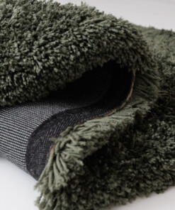 Round shaggy rug​ - Sveve moss green - close up, thumbnail