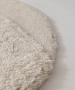 Organic shaped rug - Tjørne Mose ivory - close up, thumbnail