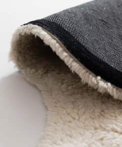 Organic shaped rug - Tjørne Mose ivory - close up, thumbnail
